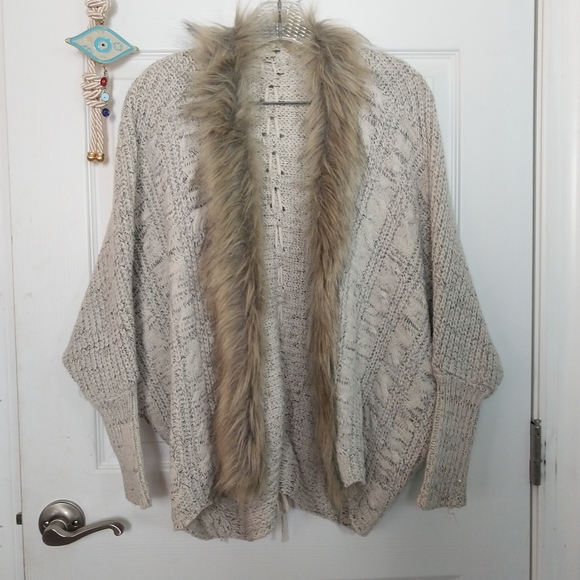 Faux fur trim cableknit cardigan - Picture 5 of 15